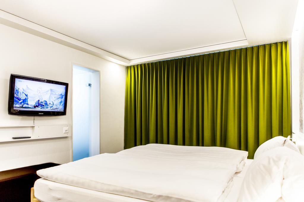 Hotel Weiss Kreuz Thusis Rum bild