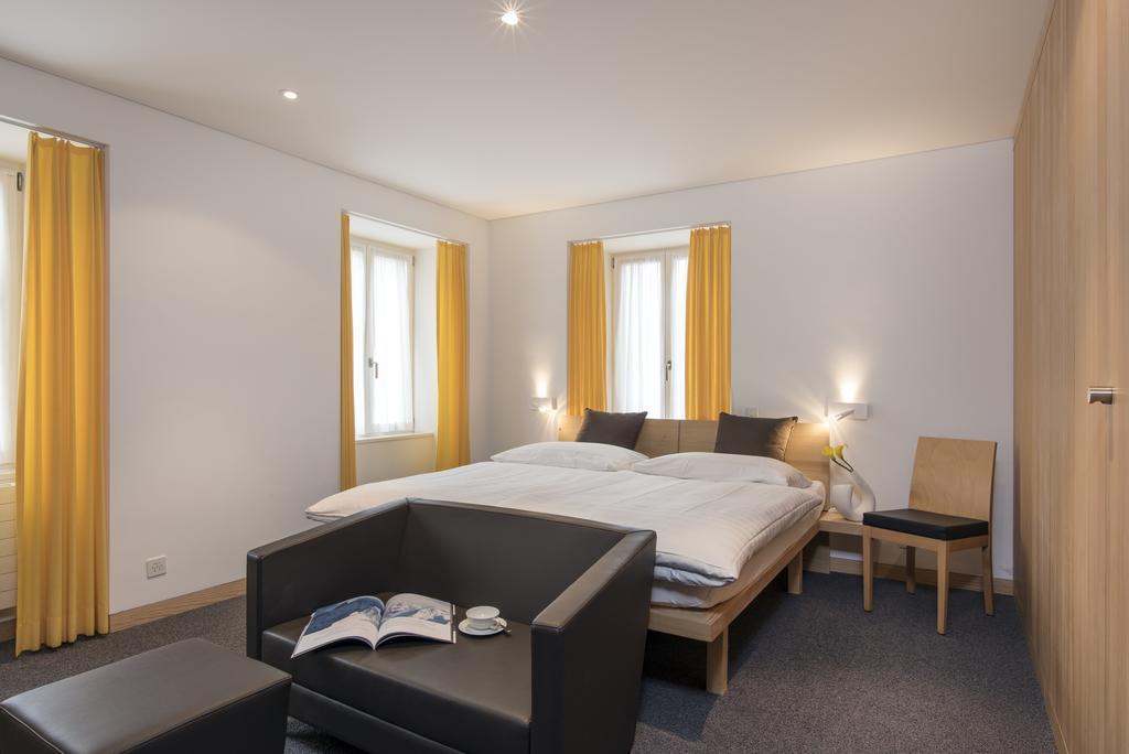 Hotel Weiss Kreuz Thusis Rum bild