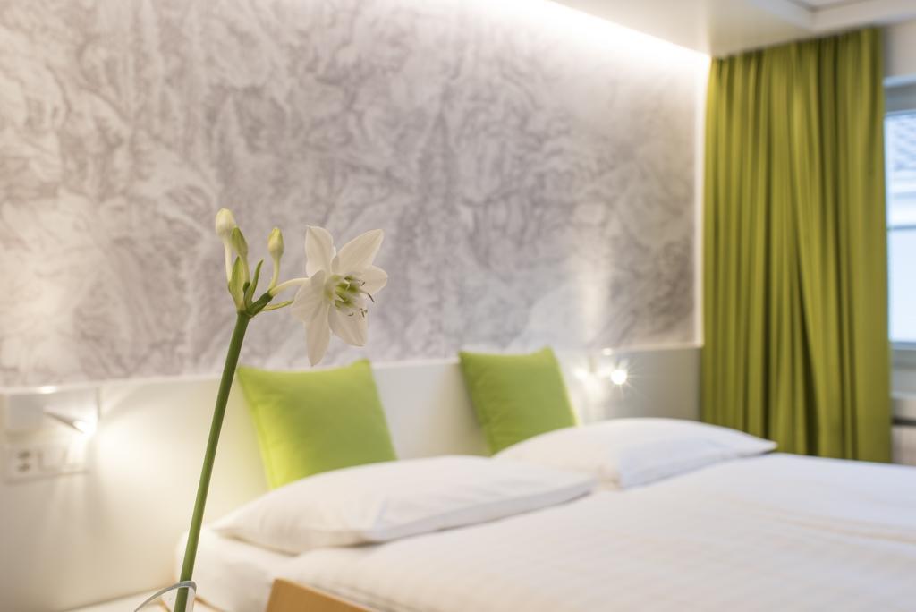 Hotel Weiss Kreuz Thusis Rum bild