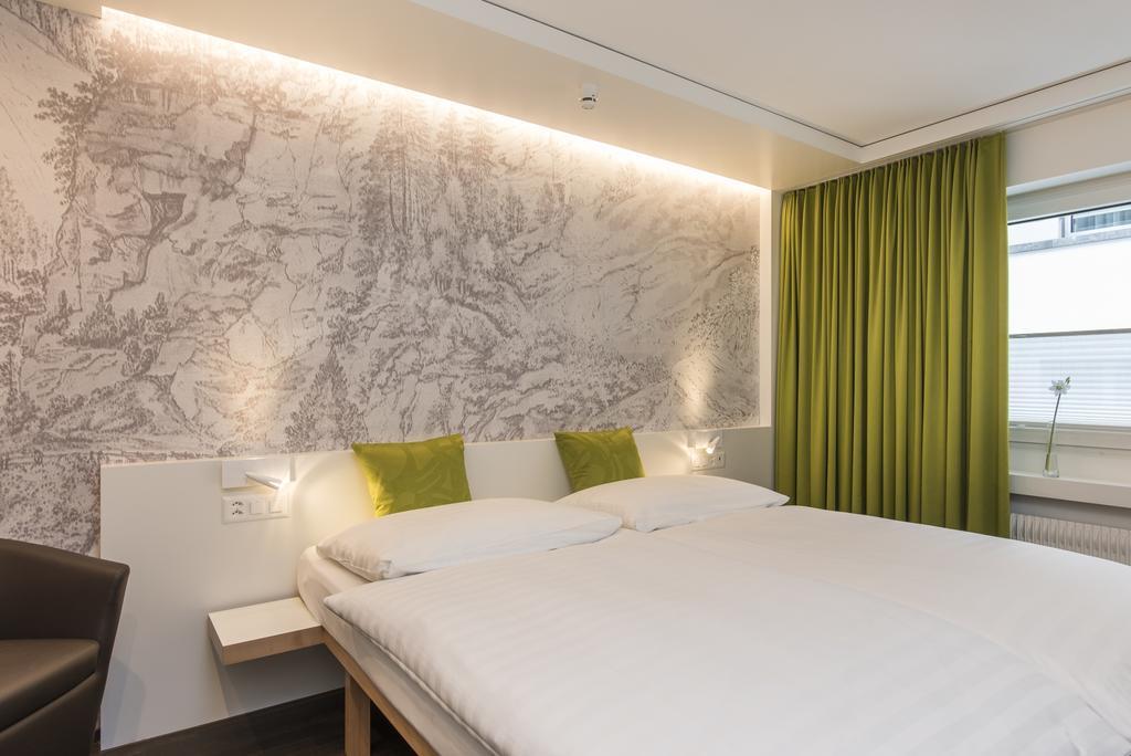 Hotel Weiss Kreuz Thusis Rum bild