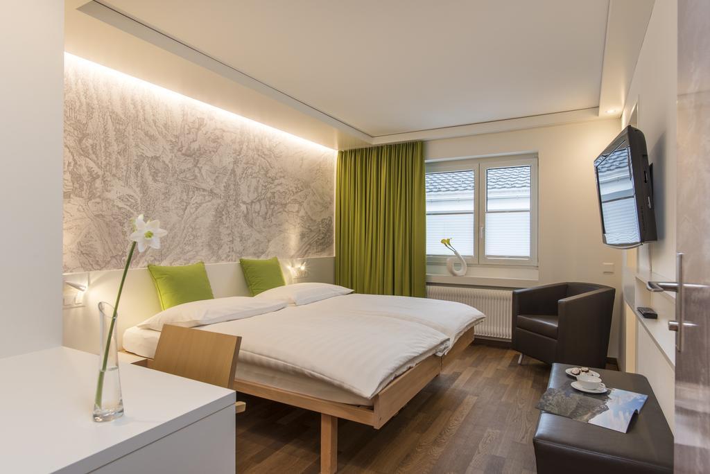 Hotel Weiss Kreuz Thusis Rum bild