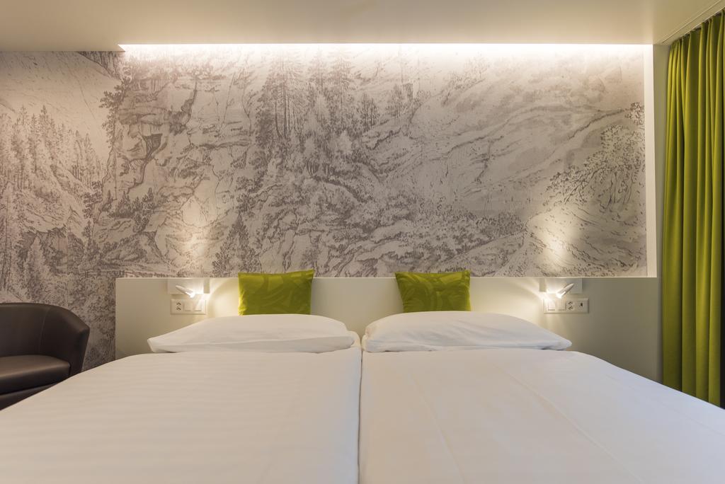 Hotel Weiss Kreuz Thusis Rum bild