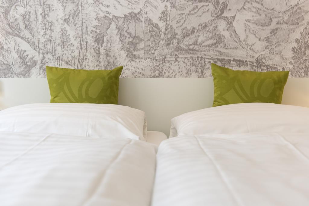 Hotel Weiss Kreuz Thusis Rum bild